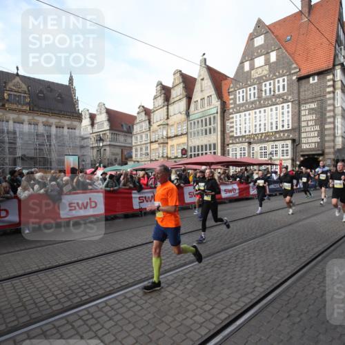 05.10.2025 - 20. swb-Marathon Bremen Yannick Fuchs http://msf.ph/oto/9291937 05.10.2025 10:54:54 Ziel 8326, 9436, 9560, 9776, 10024, 10232, 10233, 10487, 10609, 10770, 11163, 11276, 11373 meine-sportfotos.de