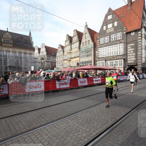 05.10.2025 - 20. swb-Marathon Bremen Yannick Fuchs http://msf.ph/oto/9291966 05.10.2025 10:55:01 Ziel 9427, 9570, 10231, 11320, 11470, 11507, 11523 meine-sportfotos.de