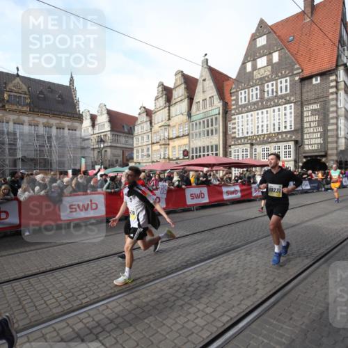 05.10.2025 - 20. swb-Marathon Bremen Yannick Fuchs http://msf.ph/oto/9291973 05.10.2025 10:55:02 Ziel 9427, 9475, 9570, 10231, 11320, 11470, 11507, 11523 meine-sportfotos.de