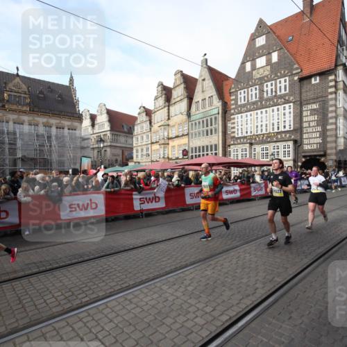 05.10.2025 - 20. swb-Marathon Bremen Yannick Fuchs http://msf.ph/oto/9291983 05.10.2025 10:55:05 Ziel 9475, 9791, 11320, 11363, 11507, 11523 meine-sportfotos.de