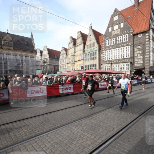 05.10.2025 - 20. swb-Marathon Bremen Yannick Fuchs http://msf.ph/oto/9292085 05.10.2025 10:55:29 Ziel 9722, 9902, 10256, 10260, 11380, 11431 meine-sportfotos.de
