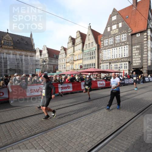 05.10.2025 - 20. swb-Marathon Bremen Yannick Fuchs http://msf.ph/oto/9292088 05.10.2025 10:55:30 Ziel 9722, 9902, 10256, 10260, 11025, 11380, 11431 meine-sportfotos.de