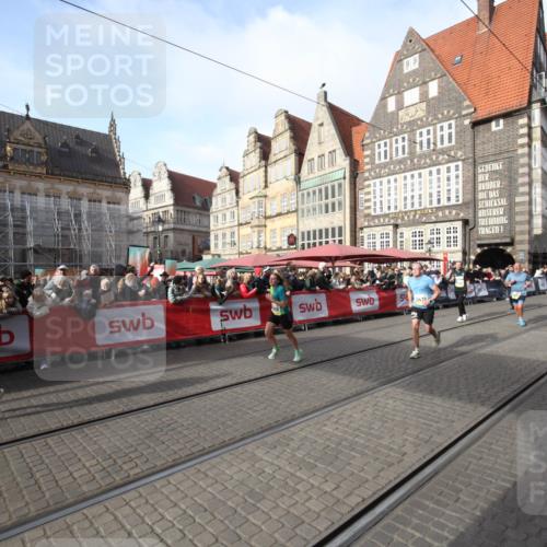 05.10.2025 - 20. swb-Marathon Bremen Yannick Fuchs http://msf.ph/oto/9292205 05.10.2025 10:55:58 Ziel 7147, 9871, 10610, 10654, 10921, 11052, 11439 meine-sportfotos.de