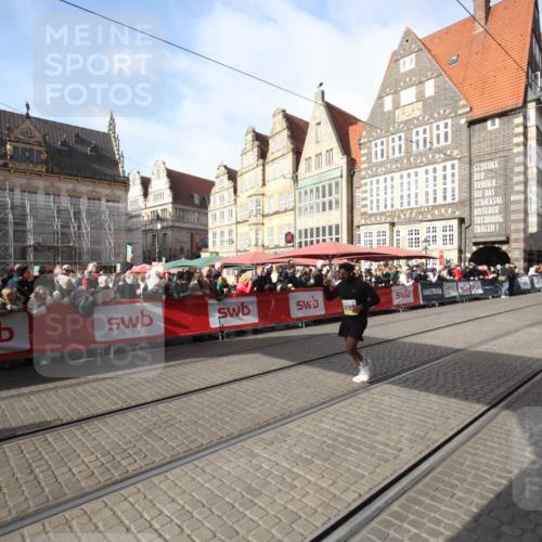 05.10.2025 - 20. swb-Marathon Bremen Yannick Fuchs http://msf.ph/oto/9292427 05.10.2025 10:57:02 Ziel 9451, 10105, 10867, 11168 meine-sportfotos.de