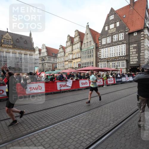 05.10.2025 - 20. swb-Marathon Bremen Yannick Fuchs http://msf.ph/oto/9306586 05.10.2025 10:51:29 Ziel 10321, 10376, 10556, 11177 meine-sportfotos.de