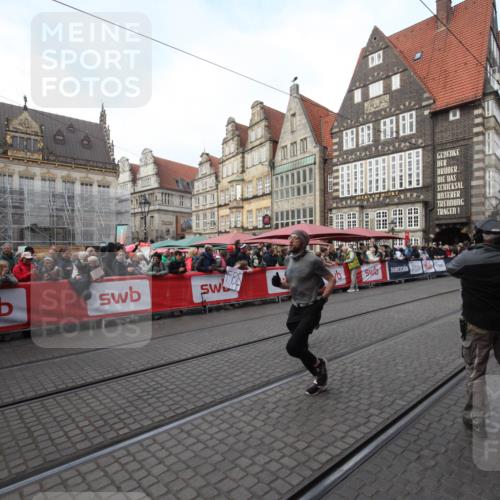 05.10.2025 - 20. swb-Marathon Bremen Yannick Fuchs http://msf.ph/oto/9306590 05.10.2025 10:51:32 Ziel 10321, 11177 meine-sportfotos.de