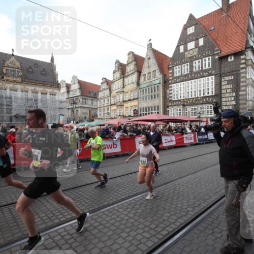 05.10.2025 - 20. swb-Marathon Bremen Yannick Fuchs http://msf.ph/oto/9306638 05.10.2025 10:52:04 Ziel 9683, 10380, 10581, 10625, 11136, 11273, 11325 meine-sportfotos.de