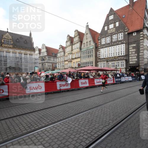 05.10.2025 - 20. swb-Marathon Bremen Yannick Fuchs http://msf.ph/oto/9306640 05.10.2025 10:52:07 Ziel 9939, 10977, 11273 meine-sportfotos.de