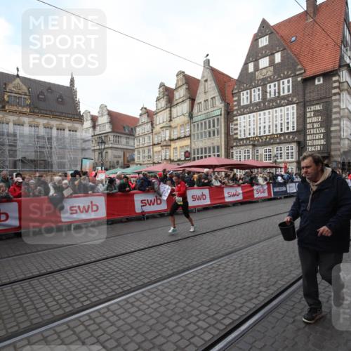 05.10.2025 - 20. swb-Marathon Bremen Yannick Fuchs http://msf.ph/oto/9306642 05.10.2025 10:52:08 Ziel 9939, 10977, 11273 meine-sportfotos.de