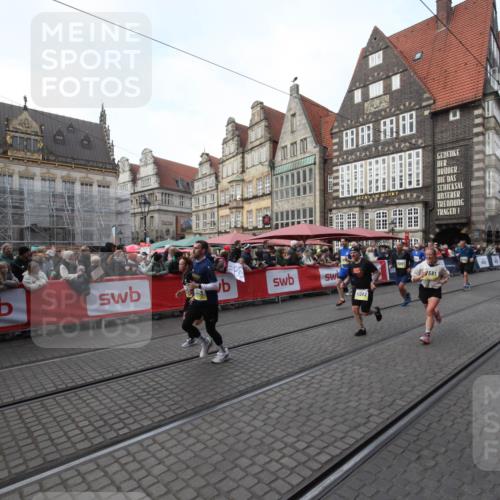 05.10.2025 - 20. swb-Marathon Bremen Yannick Fuchs http://msf.ph/oto/9306720 05.10.2025 10:52:53 Ziel 9214, 9284, 9501, 9581, 9830, 9985, 10308, 10309, 10514, 10997, 11012, 11382, 11417 meine-sportfotos.de