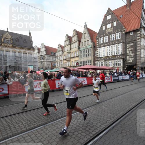 05.10.2025 - 20. swb-Marathon Bremen Yannick Fuchs http://msf.ph/oto/9306742 05.10.2025 10:53:06 Ziel 9187, 9650, 9918, 10064, 10539, 11259, 11398, 11411, 11450, 11722 meine-sportfotos.de