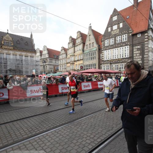 05.10.2025 - 20. swb-Marathon Bremen Yannick Fuchs http://msf.ph/oto/9306788 05.10.2025 10:53:22 Ziel 9263, 9539, 9956, 10317, 10806, 10993, 11175, 11510 meine-sportfotos.de