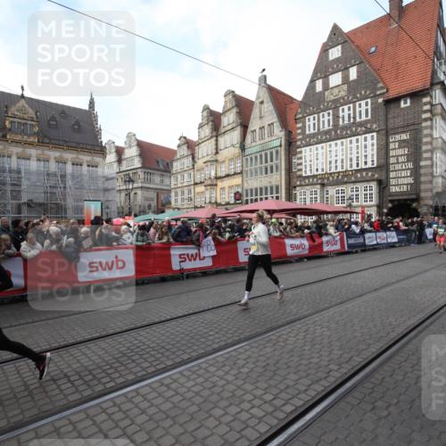 05.10.2025 - 20. swb-Marathon Bremen Yannick Fuchs http://msf.ph/oto/9306843 05.10.2025 10:53:45 Ziel 9934, 10020, 10906, 10925, 11046 meine-sportfotos.de