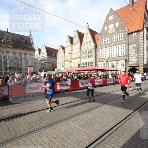 05.10.2025 - 20. swb-Marathon Bremen Yannick Fuchs http://msf.ph/oto/9306936 05.10.2025 10:54:32 Ziel 9392, 9633, 10032, 10097, 10810, 11271 meine-sportfotos.de