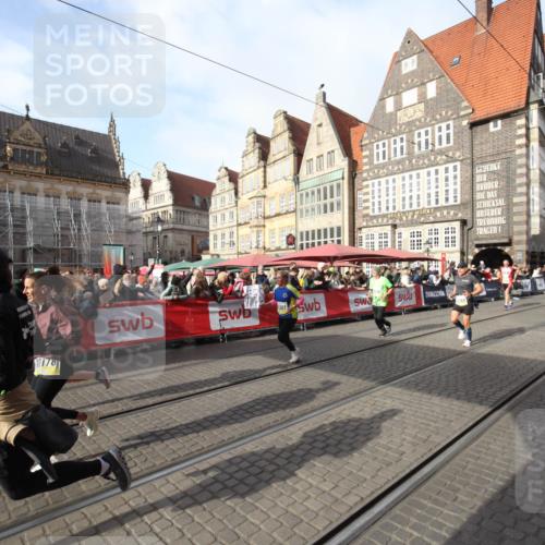 05.10.2025 - 20. swb-Marathon Bremen Yannick Fuchs http://msf.ph/oto/9306951 05.10.2025 10:54:39 Ziel 9367, 10174, 10178, 10296, 10768, 11045, 11089, 11321, 11694 meine-sportfotos.de