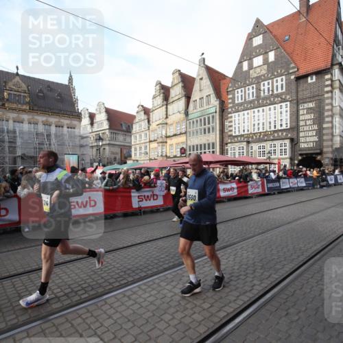 05.10.2025 - 20. swb-Marathon Bremen Yannick Fuchs http://msf.ph/oto/9306995 05.10.2025 10:54:57 Ziel 9427, 9560, 9570, 10024, 10231, 10232, 10233, 10609, 11373, 11470 meine-sportfotos.de