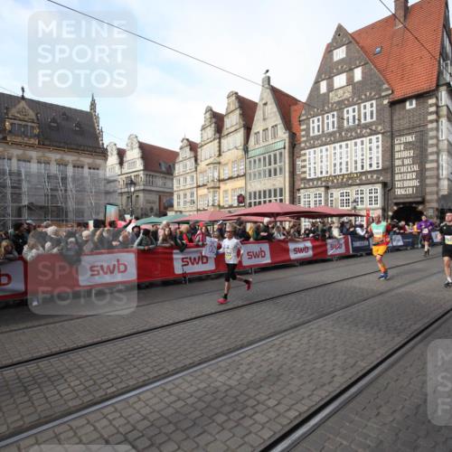 05.10.2025 - 20. swb-Marathon Bremen Yannick Fuchs http://msf.ph/oto/9307004 05.10.2025 10:55:04 Ziel 9475, 9791, 11320, 11507, 11523 meine-sportfotos.de