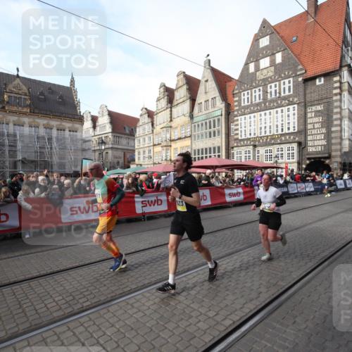 05.10.2025 - 20. swb-Marathon Bremen Yannick Fuchs http://msf.ph/oto/9307012 05.10.2025 10:55:06 Ziel 9475, 9791, 10014, 11363, 11507, 11523 meine-sportfotos.de