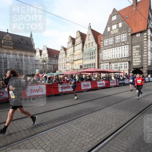 05.10.2025 - 20. swb-Marathon Bremen Yannick Fuchs http://msf.ph/oto/9307022 05.10.2025 10:55:11 Ziel 10014, 10034, 10180, 10307, 10920, 11317, 11363 meine-sportfotos.de
