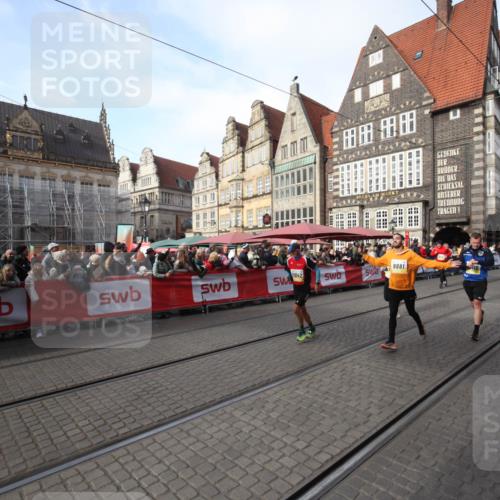 05.10.2025 - 20. swb-Marathon Bremen Yannick Fuchs http://msf.ph/oto/9307049 05.10.2025 10:55:22 Ziel 9201, 9350, 9514, 9654, 9881, 9933, 10116, 10970, 11042, 11115, 11702 meine-sportfotos.de