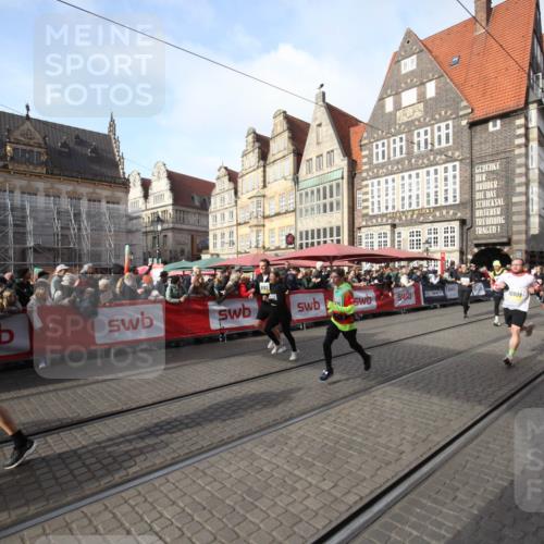 05.10.2025 - 20. swb-Marathon Bremen Yannick Fuchs http://msf.ph/oto/9307124 05.10.2025 10:55:45 Ziel 7165, 9195, 9197, 10088, 10323, 10475, 10755, 10909, 11081, 11586, 11588 meine-sportfotos.de