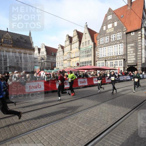 05.10.2025 - 20. swb-Marathon Bremen Yannick Fuchs http://msf.ph/oto/9307194 05.10.2025 10:56:08 Ziel 9541, 9950, 10006, 10015, 10394, 10641, 10664, 10675, 10959, 11095, 11148, 11626 meine-sportfotos.de