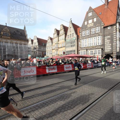 05.10.2025 - 20. swb-Marathon Bremen Yannick Fuchs http://msf.ph/oto/9307200 05.10.2025 10:56:10 Ziel 9541, 9811, 10006, 10009, 10394, 10641, 10664, 10675, 11095, 11620, 11626, 11693 meine-sportfotos.de