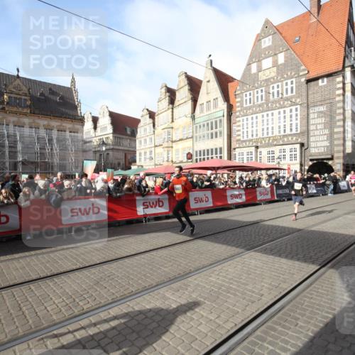 05.10.2025 - 20. swb-Marathon Bremen Yannick Fuchs http://msf.ph/oto/9307361 05.10.2025 10:57:05 Ziel 9451, 9797, 9937, 10069, 10867, 11168, 11435 meine-sportfotos.de