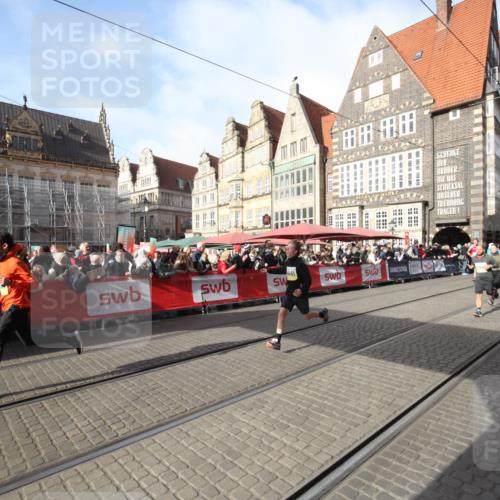 05.10.2025 - 20. swb-Marathon Bremen Yannick Fuchs http://msf.ph/oto/9307364 05.10.2025 10:57:06 Ziel 9451, 9797, 9937, 10069, 10867, 11435, 11566 meine-sportfotos.de