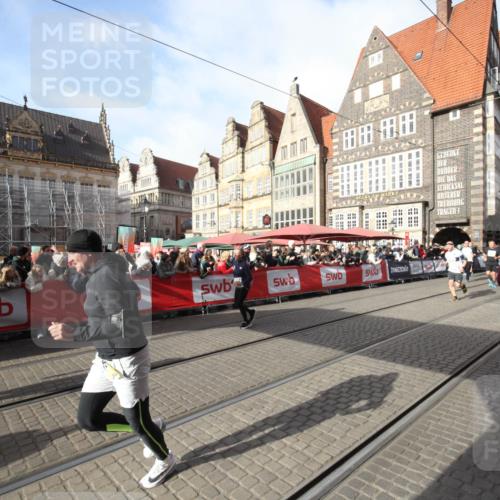 05.10.2025 - 20. swb-Marathon Bremen Yannick Fuchs http://msf.ph/oto/9307386 05.10.2025 10:57:11 Ziel 5172, 9231, 9314, 9577, 9797, 10545, 11138, 11202, 11435, 11566 meine-sportfotos.de