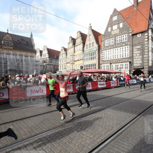 05.10.2025 - 20. swb-Marathon Bremen Yannick Fuchs http://msf.ph/oto/9307473 05.10.2025 10:57:38 Ziel 9625, 9747, 9904, 9914, 9962, 10139, 10694, 10739, 10754, 11352, 11360, 11583 meine-sportfotos.de