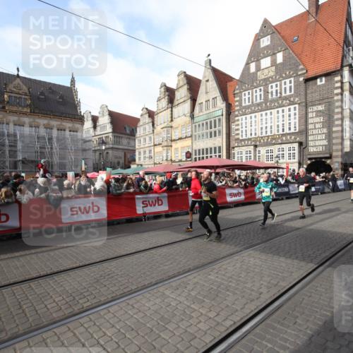 05.10.2025 - 20. swb-Marathon Bremen Yannick Fuchs http://msf.ph/oto/9307478 05.10.2025 10:57:40 Ziel 9309, 9747, 10694, 10739, 10754, 11352, 11360, 11583 meine-sportfotos.de