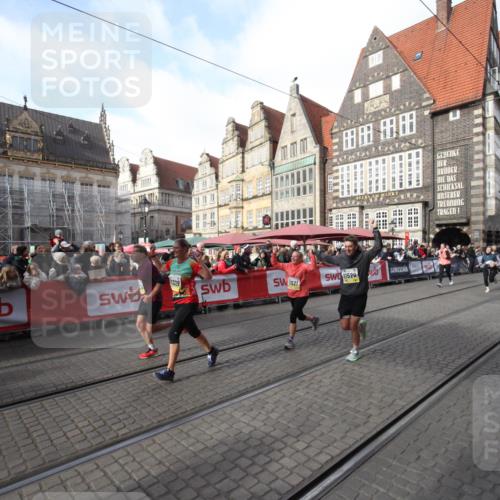 05.10.2025 - 20. swb-Marathon Bremen Yannick Fuchs http://msf.ph/oto/9307518 05.10.2025 10:57:48 Ziel 9372, 9585, 9943, 9979, 10225, 10250, 10329, 10341, 10555, 11520, 11521, 11731 meine-sportfotos.de