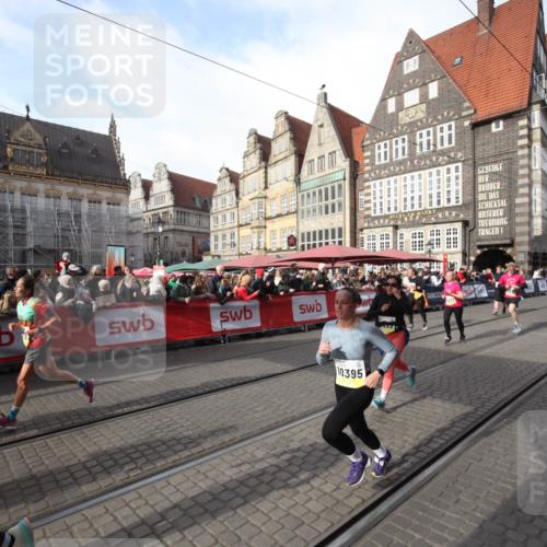 05.10.2025 - 20. swb-Marathon Bremen Yannick Fuchs http://msf.ph/oto/9307587 05.10.2025 10:58:12 Ziel 9330, 9576, 9582, 9634, 10127, 10377, 10395, 10398, 10459, 10620, 11058, 11608 meine-sportfotos.de