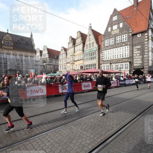 05.10.2025 - 20. swb-Marathon Bremen Yannick Fuchs http://msf.ph/oto/9307608 05.10.2025 10:58:16 Ziel 9330, 9952, 10398, 11562, 11608 meine-sportfotos.de