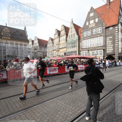 05.10.2025 - 20. swb-Marathon Bremen Yannick Fuchs http://msf.ph/oto/9307743 05.10.2025 10:59:05 Ziel 9847, 9977, 10357, 10588, 10607 meine-sportfotos.de