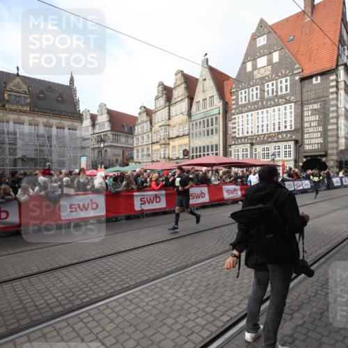 05.10.2025 - 20. swb-Marathon Bremen Yannick Fuchs http://msf.ph/oto/9307745 05.10.2025 10:59:07 Ziel 10357, 10594, 10607 meine-sportfotos.de