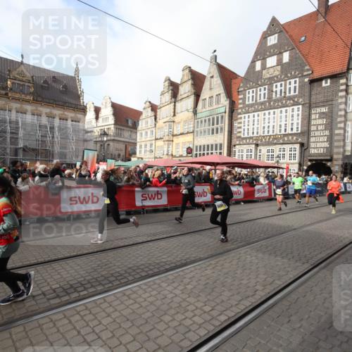 05.10.2025 - 20. swb-Marathon Bremen Yannick Fuchs http://msf.ph/oto/9307783 05.10.2025 10:59:23 Ziel 9183, 9454, 9635, 10200, 10407, 11006, 11007, 11207, 11400 meine-sportfotos.de