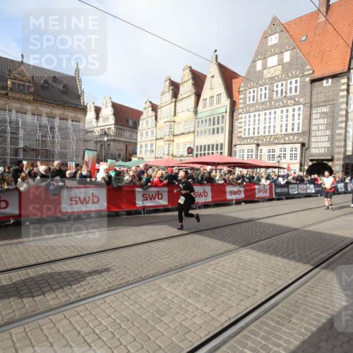 05.10.2025 - 20. swb-Marathon Bremen Yannick Fuchs http://msf.ph/oto/9307846 05.10.2025 10:59:52 Ziel 9378, 9473, 9673, 11582 meine-sportfotos.de
