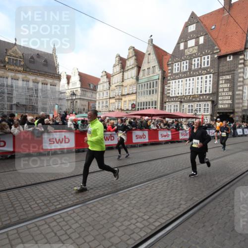 05.10.2025 - 20. swb-Marathon Bremen Yannick Fuchs http://msf.ph/oto/9308023 05.10.2025 11:01:06 Ziel 9208, 9305, 9954, 10228, 10359, 10630, 11053 meine-sportfotos.de