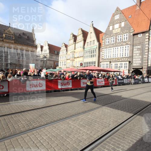 05.10.2025 - 20. swb-Marathon Bremen Yannick Fuchs http://msf.ph/oto/9308068 05.10.2025 11:01:24 Ziel 9925, 11688 meine-sportfotos.de