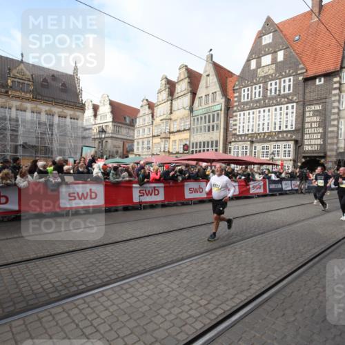 05.10.2025 - 20. swb-Marathon Bremen Yannick Fuchs http://msf.ph/oto/9308089 05.10.2025 11:01:39 Ziel 9278, 9322, 9432, 10030, 10056, 10324, 10562, 11223, 11463, 11493, 11732, 11733 meine-sportfotos.de
