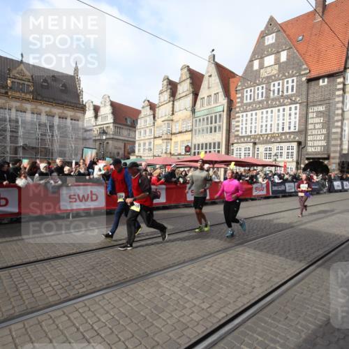 05.10.2025 - 20. swb-Marathon Bremen Yannick Fuchs http://msf.ph/oto/9308146 05.10.2025 11:02:11 Ziel 9363, 9426, 9686, 10301, 10508, 11014, 11459 meine-sportfotos.de