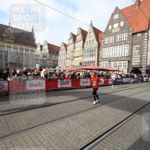 05.10.2025 - 20. swb-Marathon Bremen Yannick Fuchs http://msf.ph/oto/9308162 05.10.2025 11:02:21 Ziel 9748, 10130, 10821, 10829, 11340, 11646 meine-sportfotos.de