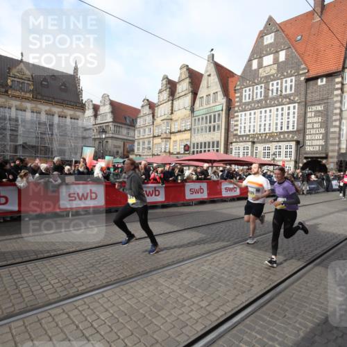 05.10.2025 - 20. swb-Marathon Bremen Yannick Fuchs http://msf.ph/oto/9308195 05.10.2025 11:02:40 Ziel 10033, 10595, 10598, 10825, 10826, 11160 meine-sportfotos.de