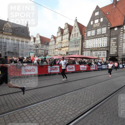 05.10.2025 - 20. swb-Marathon Bremen Yannick Fuchs http://msf.ph/oto/9308274 05.10.2025 11:03:21 Ziel 9246, 9325, 10142, 10405, 11390, 11467, 11508, 11509 meine-sportfotos.de