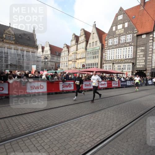 05.10.2025 - 20. swb-Marathon Bremen Yannick Fuchs http://msf.ph/oto/9308351 05.10.2025 11:04:02 Ziel 10265, 10271, 11183, 11609 meine-sportfotos.de