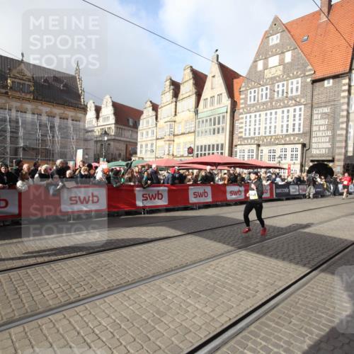 05.10.2025 - 20. swb-Marathon Bremen Yannick Fuchs http://msf.ph/oto/9308383 05.10.2025 11:04:21 Ziel 9448, 9537 meine-sportfotos.de