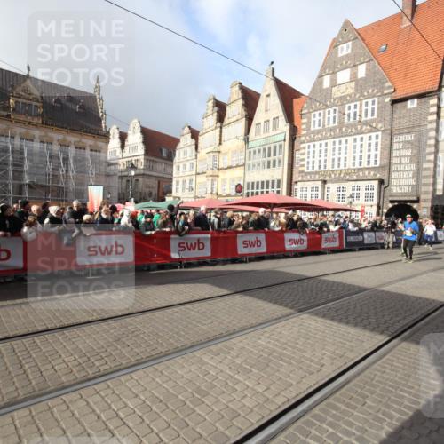 05.10.2025 - 20. swb-Marathon Bremen Yannick Fuchs http://msf.ph/oto/9308408 05.10.2025 11:04:30 Ziel 10439, 10483, 11044 meine-sportfotos.de