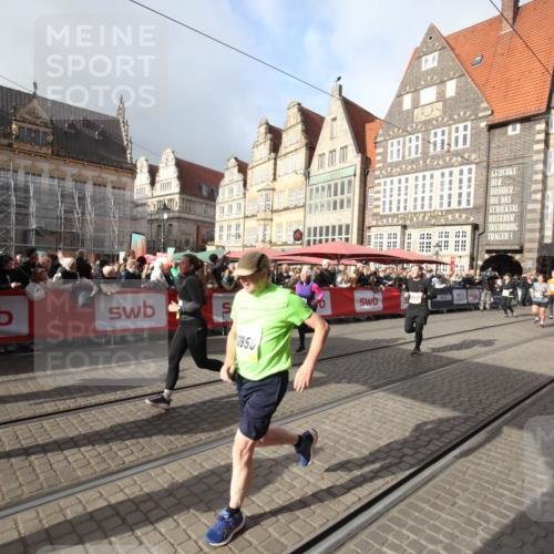 05.10.2025 - 20. swb-Marathon Bremen Yannick Fuchs http://msf.ph/oto/9308426 05.10.2025 11:04:38 Ziel 8111, 9394, 9610, 9915, 10278, 10485, 10531, 10674, 10869, 10956, 11196, 11542, 11704 meine-sportfotos.de